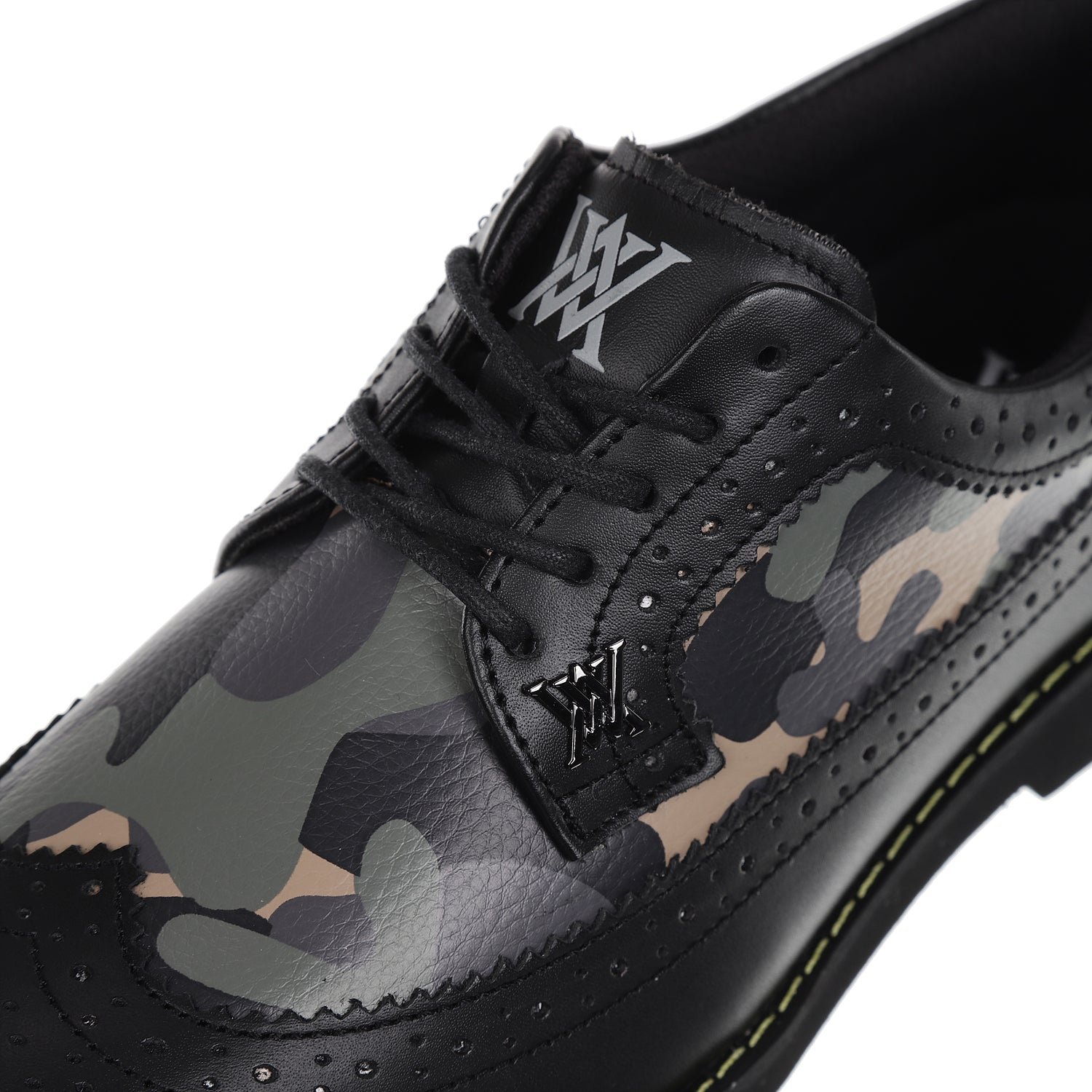 Women's Camo Wing-Tip Brog Shoes